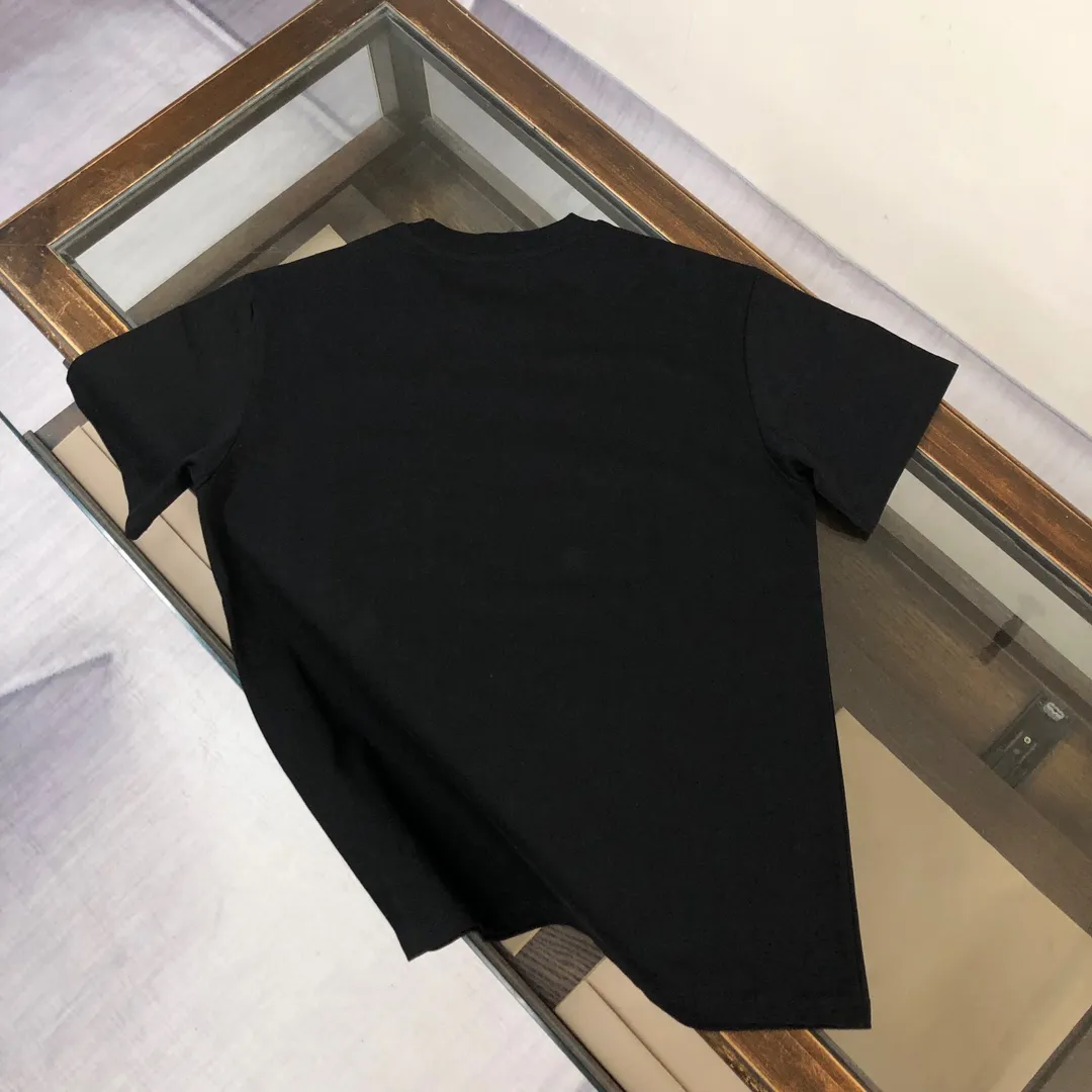 P180 Stone Island Stone Island 2025 latest T-shirt, couple style ~ Original order, stylish and casual short T-shirt, specially made of customized cotton fabric ~ Cotton T-shirt ~ Pre-washed to prevent deformation and shrinkage problem, more comfortable and breathable on the body ~ All available from stock ~ Unique design style, trendy must-have item, complete with three standards 👍 Color: black/white Size: S M L XL (larger version, please indicate your height and weight when placing an order)
